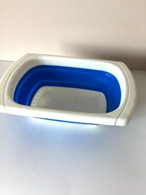 Expandable Collapsible Silicone Kitchen Colander Strainer Rests Over The Sink